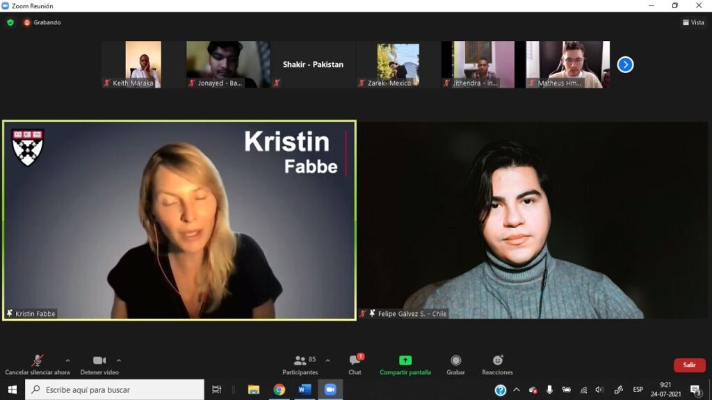 El estudiante UC que participó en el programa de Harvard Aspire Leaders Programs, Felipe Gálvez, tuvo la oportunidad de tener clases con destacados profesores de esta universidad tales como Kristin Fabbe.