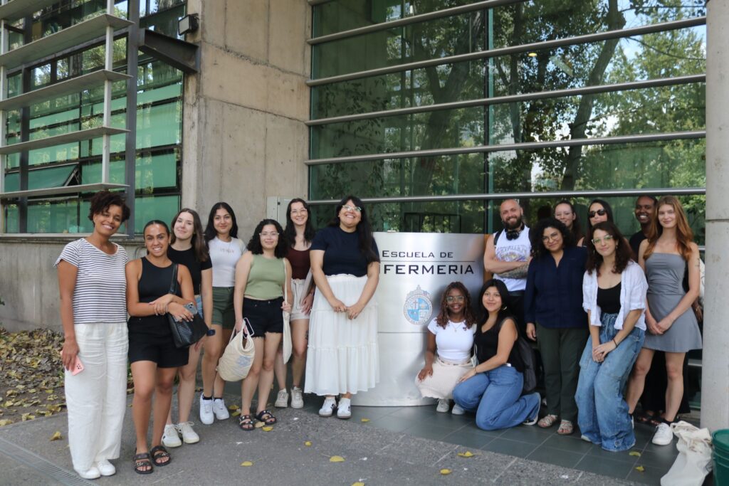 estudiantes posando frente a la Escuela de Fermeria