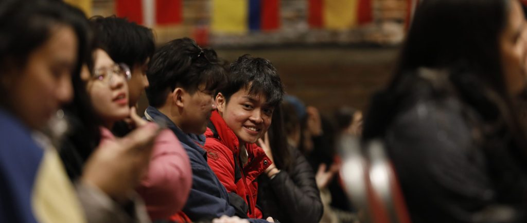 jóvenes disfrutando de un evento en un auditorio